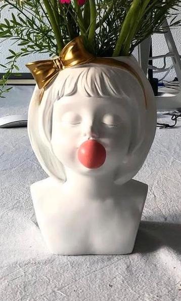 Witte vaas • Meisje • Kauwgombal • leuke vaas • kunst beschikbaar voor biedingen