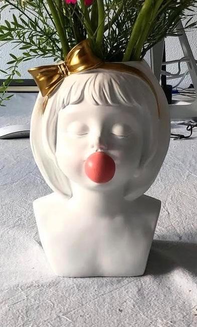 Witte vaas • Meisje • Kauwgombal • leuke vaas • kunst, Huis en Inrichting, Woonaccessoires | Vazen, Zo goed als nieuw, Wit, Minder dan 50 cm