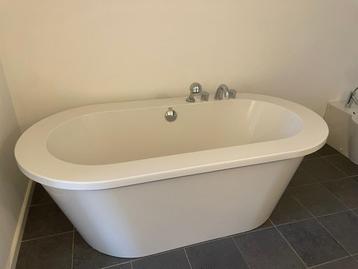 Vrijstaand bad met ingebouwde kranen  beschikbaar voor biedingen