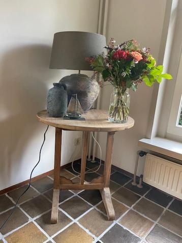 Oude landelijke bijzettafel beschikbaar voor biedingen