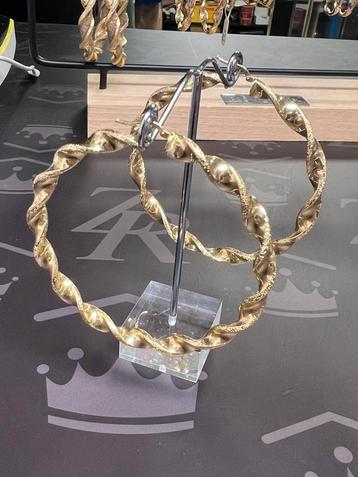 18 karaat. Nieuw goud. 7,5cm x 6mm. €1500,- beschikbaar voor biedingen