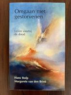 Omgaan met gestorvenen  -  Hans Stolp, Spiritualiteit algemeen, Overige typen, Ophalen of Verzenden, Zo goed als nieuw