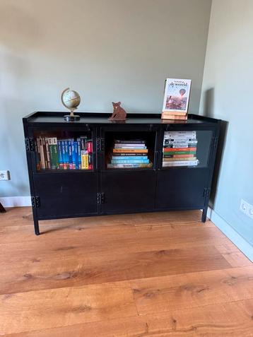 Tv meubel / dressoir zwart metaal met glas in deurtjes beschikbaar voor biedingen