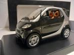 Smart For Two zwart Dealer Black Editie Maisto 1:18 KRD, Hobby en Vrije tijd, Modelauto's | 1:18, Ophalen of Verzenden, Zo goed als nieuw