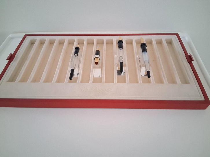 Dupont Vulpen Penpunten  4X 750 18K Goud + 4x Standaardjes ., Verzamelen, Rookartikelen, Aanstekers en Luciferdoosjes, Zo goed als nieuw