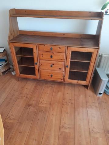Massief houten kast beschikbaar voor biedingen