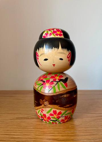Vintage kokeshi beschikbaar voor biedingen