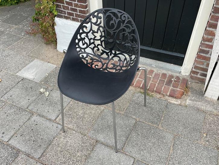 Moderne woon/eetkamerstoel – zwart kunststof, metalen poten., Huis en Inrichting, Stoelen, Gebruikt, Eén, Kunststof, Zwart, Ophalen
