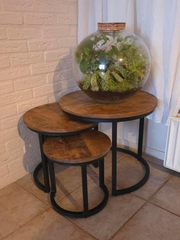 Set van 3 houten bijzettafels beschikbaar voor biedingen
