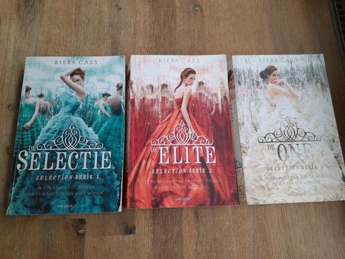 Kiera Cass/ DL 1,2 en 3 - Selection serie, Boeken, Fantasy, Gelezen, Ophalen of Verzenden