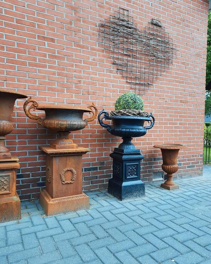 Gietijzeren tuinvazen tuinvaas bloempot bloembak op sokkel, Tuin en Terras, Tuinvazen, Nieuw, Ophalen