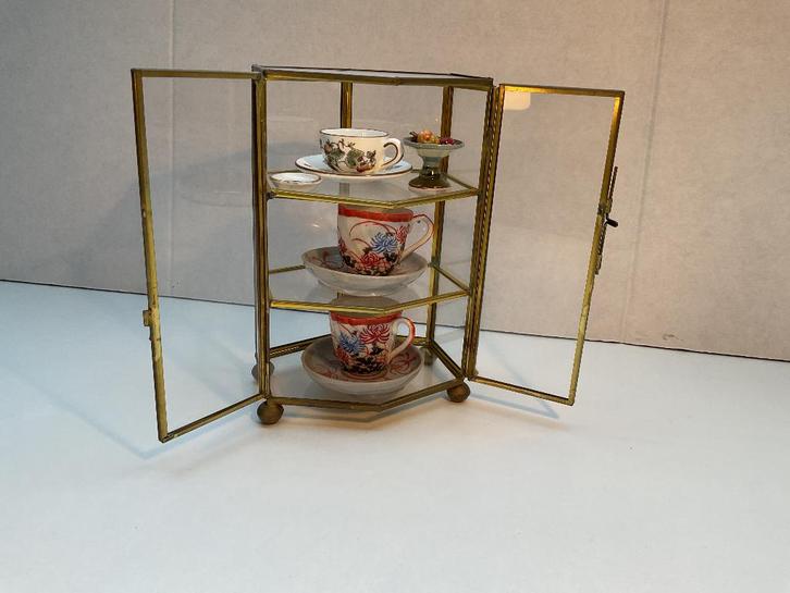 Vitrinekastje met miniatuur kop en schoteltjes, Verzamelen, Porselein, Kristal en Bestek, Gebruikt, Kop en/of schotel, Porselein