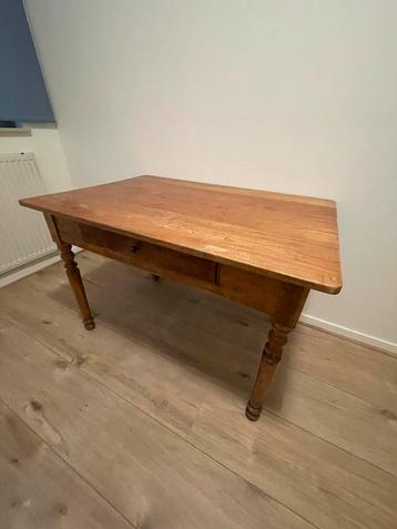 Antiek tafeltje met lade beschikbaar voor biedingen