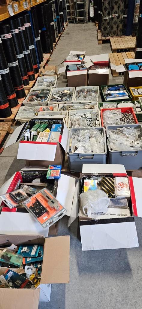 hang en sluitwerk , grote partij ,wegens stoppen winkel !, Doe-het-zelf en Verbouw, Hang- en Sluitwerk, Nieuw, Chroom, Ophalen