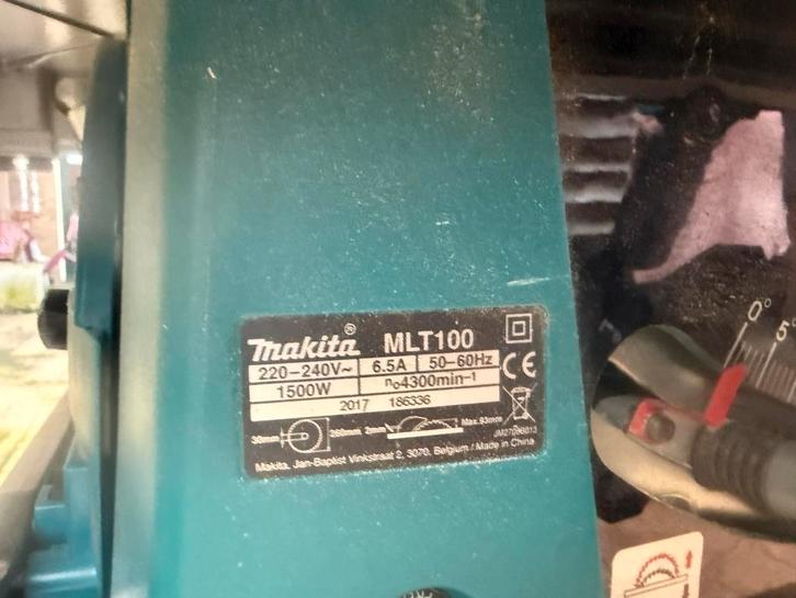 Makita afkortzaag en zaagtafel, Doe-het-zelf en Verbouw, Gereedschap | Zaagmachines, Afkortzaag, 1200 watt of meer, 70 mm of meer