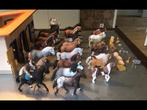 27 Schleich paarden + Manege + accessoires + 2 ruiters, Verzamelen, Dierenverzamelingen, Ophalen, Zo goed als nieuw, Paard, Beeldje of Figuurtje