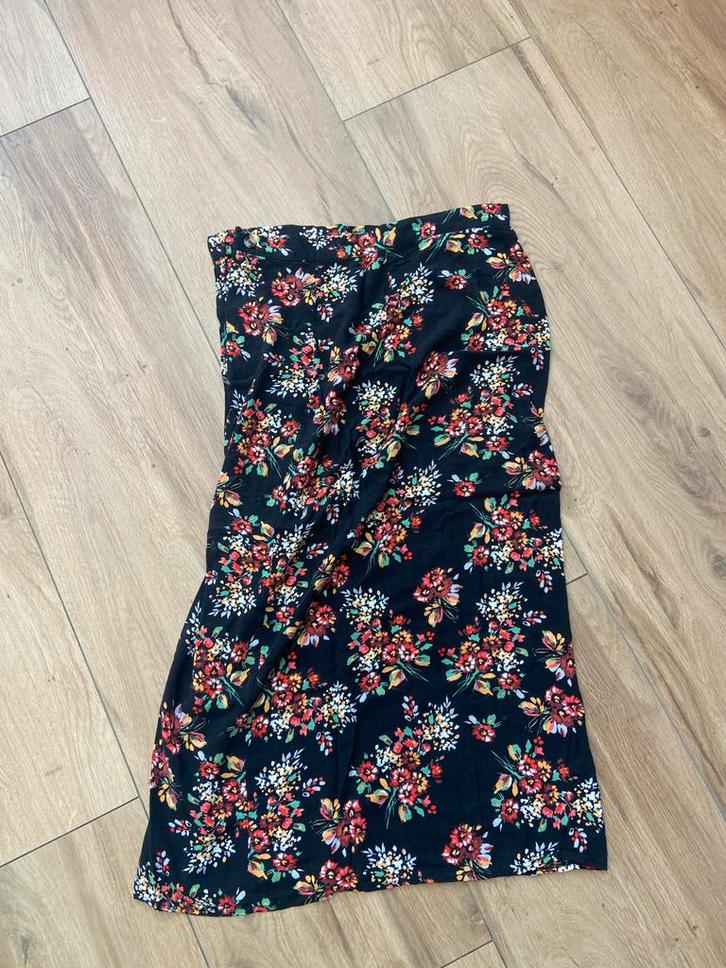 Reclaimed Vintage Rok - Bloemenprint - Maat M, Kleding | Dames, Rokken, Gedragen, Maat 38/40 (M), Zwart, Onder de knie, Ophalen of Verzenden