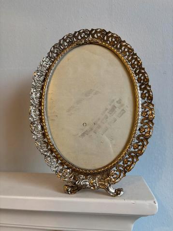 Vintage verzilverde fotolijst ovaal versierd beschikbaar voor biedingen