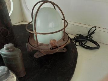 Oude bullet lamp beschikbaar voor biedingen