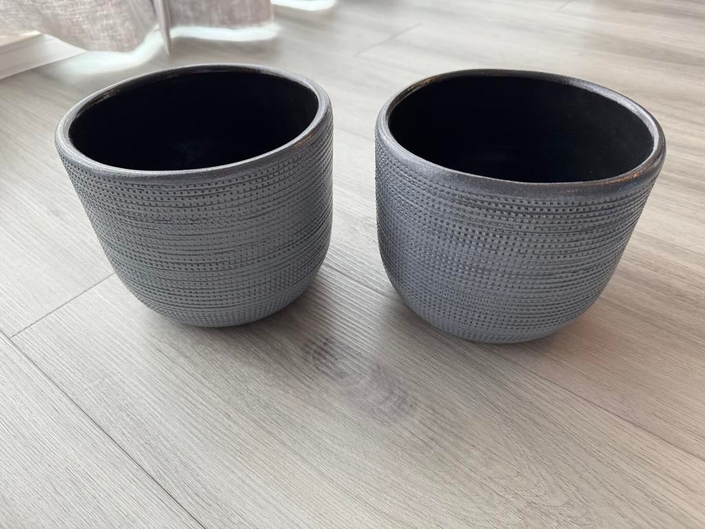 Twee grijs/blauwe bloempotten van Mica decorations, Ophalen, Rond, Nieuw, Aardewerk