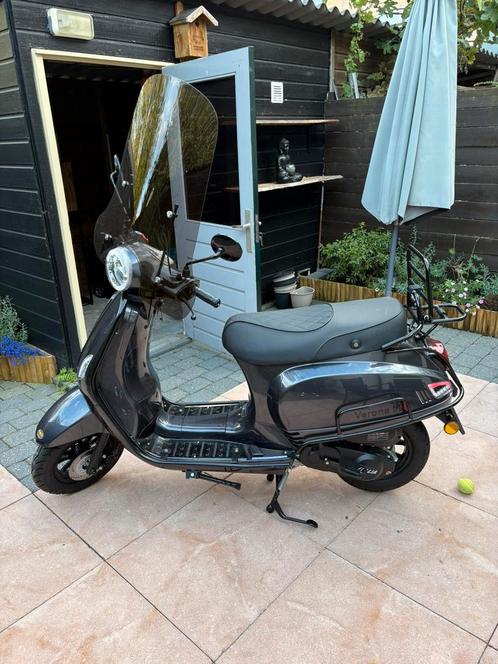 Italy verona 50i Bouwjaar 2025 KM stand 411, Fietsen en Brommers, Scooters | Overige merken, Zo goed als nieuw, Maximaal 25 km/u