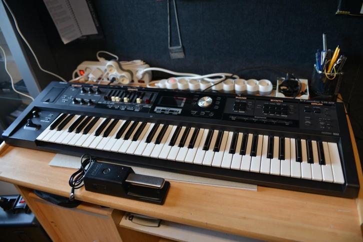 Roland V-Combo VR-09 keyboard met pedaal, Muziek en Instrumenten, Keyboards, Gebruikt, 61 toetsen, Roland, Aanslaggevoelig, Midi-aansluiting