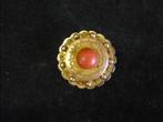Geelgouden broche filigrain met bloedkoraal 10 gram doorsnee, Gebruikt, Minder dan 4 cm, Ophalen of Verzenden, Goud