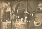 Foto op postkaart. Historisch winkelinterieur snuisterijen, Gebruikt, Foto, Ophalen of Verzenden, Voor 1940