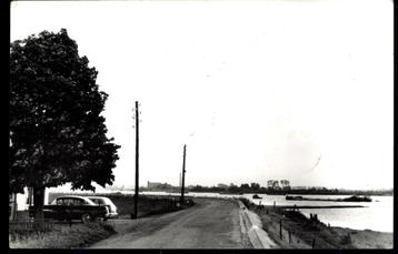 Spijk (Gld.), Rijnzicht Spijkse Dijk met binnenvaartschepen beschikbaar voor biedingen