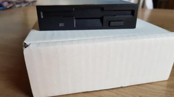 Floppy drive zwart nieuw inclusief kabel en 10 diskettes, Computers en Software, Vintage Computers, Ophalen of Verzenden