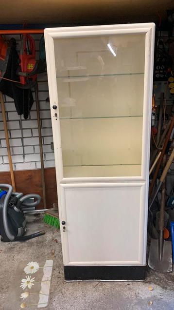 Oude apothekers kast beschikbaar voor biedingen