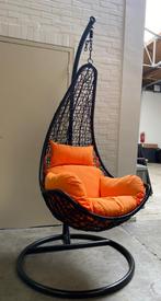 Hangstoel zwart met oranje kussen Showmodel., Metaal, Ophalen of Verzenden, Zo goed als nieuw, Eén