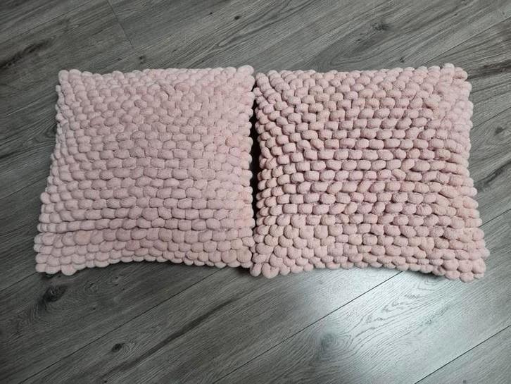 2 Oud-roze kussens met "knopen", Huis en Inrichting, Woonaccessoires | Kussens, Gebruikt, Roze, Vierkant, Ophalen of Verzenden