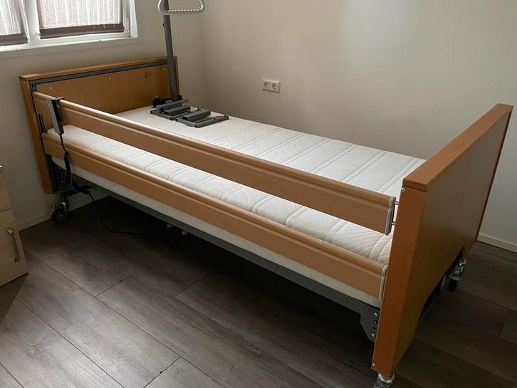 Hoog-Laag Zorgbed met Matras en Papegaai, Huis en Inrichting, Slaapkamer | Bedden, Gebruikt, Eenpersoons, 90 cm, 200 cm, Hout