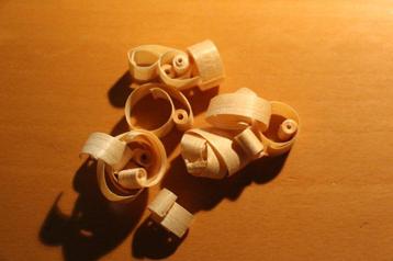 Decoratieve houtkrullen beschikbaar voor biedingen