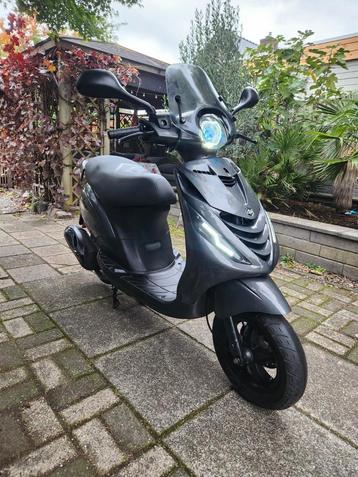 Piaggio Zip BROM 2017 5000km! (Geel kenteken scooter vespa) beschikbaar voor biedingen