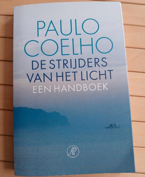 Paulo Coelho - De strijders van het licht. 8e druk 2006, Boeken, Overige Boeken, Zo goed als nieuw, Ophalen of Verzenden