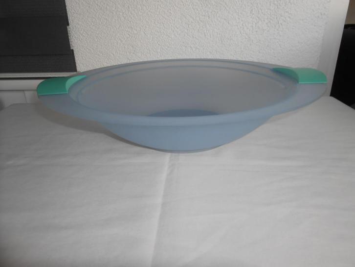 Tupperware Trendy schaal Blauw met mintgroene handgrepen, Huis en Inrichting, Keuken | Tupperware, Zo goed als nieuw, Schaal, Blauw
