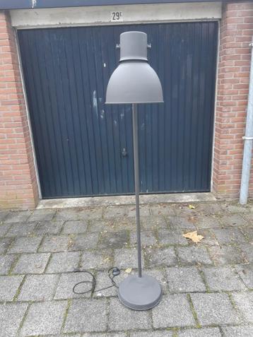 Antracietgrijze metalen staande lamp van IKEA, type HEKTAR beschikbaar voor biedingen