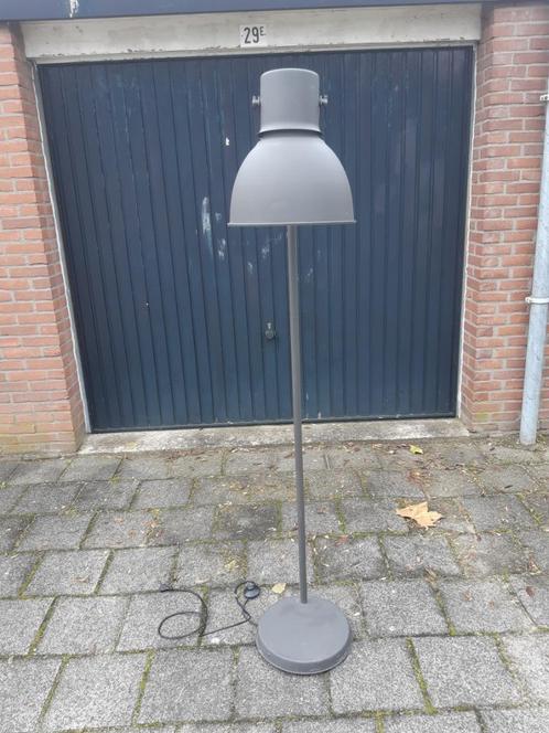 Antracietgrijze metalen staande lamp van IKEA, type HEKTAR, Huis en Inrichting, Lampen | Vloerlampen, Gebruikt, 150 tot 200 cm