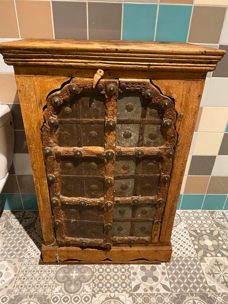 Antiek Houten Kastje met Metalen Beslag, Antiek en Kunst, Antiek | Meubels | Kasten, Ophalen