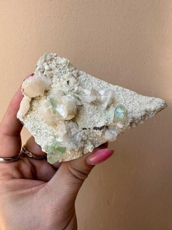 Prachtige sculptuur | apofyliet | bij Edelsteengoed, Verzamelen, Mineralen en Fossielen, Ophalen of Verzenden