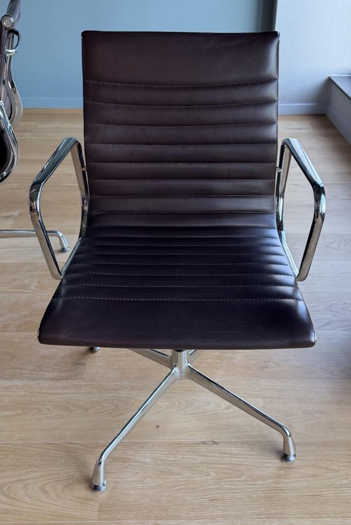 2x Replica vitra Eames EA108 bruin leer, Huis en Inrichting, Bureaustoelen, Zo goed als nieuw, Zwart, Ophalen