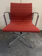 Vitra Eames EA 107 stoel - rode hopsak - chroom, Twee, Ophalen of Verzenden, Zo goed als nieuw, Metaal