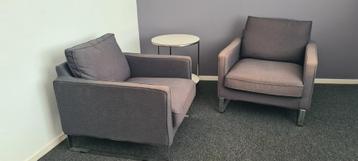 2  antracietgrijze fauteuils beschikbaar voor biedingen
