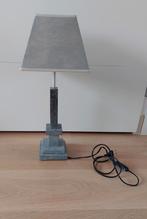 Staande grijze tafel lamp met stenen voet, Ophalen of Verzenden, Gebruikt, Overige materialen, 50 tot 75 cm