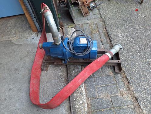 Waterpomp met partij buizen en sproeiers, Tuin en Terras, Waterpompen, Gebruikt, Elektrisch, Beregeningspomp, Ophalen