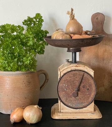 Brocante oud weegschaaltje / weegschaal beschikbaar voor biedingen