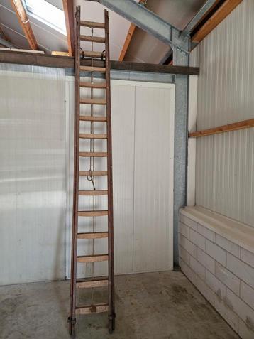 houten ladder 32 treden beschikbaar voor biedingen