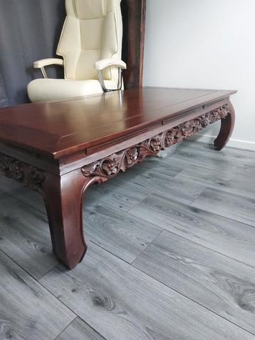 salontafel met uitgesneden sierranden beschikbaar voor biedingen
